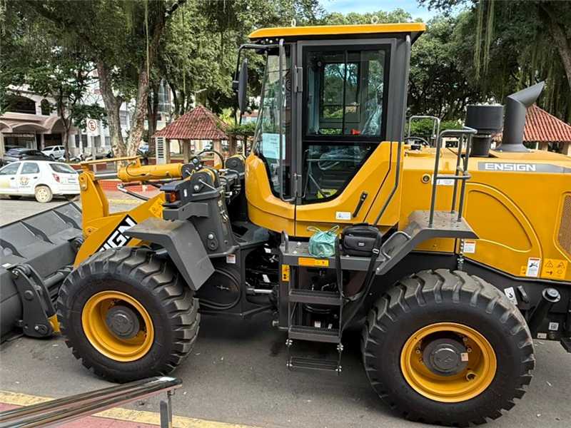 Alfredo Chaves recebe pá carregadeira e investimentos para infraestrutura e saúde