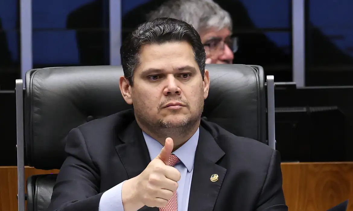 Leia mais sobre o artigo Presidente do Senado coloca a PEC do 6×1 em marcha lenta