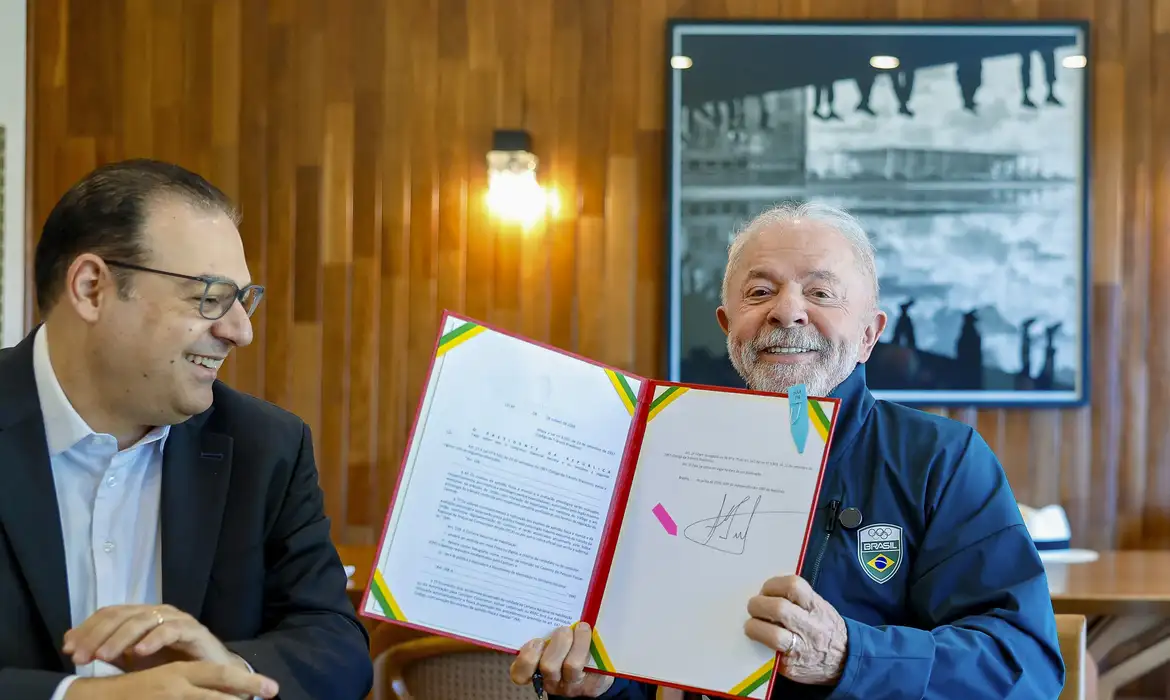 Leia mais sobre o artigo Lula sanciona lei que garante renovação automática da CNH