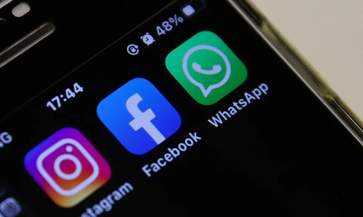 Leia mais sobre o artigo Malásia proíbe menores de 16 anos de se inscreverem em redes sociais