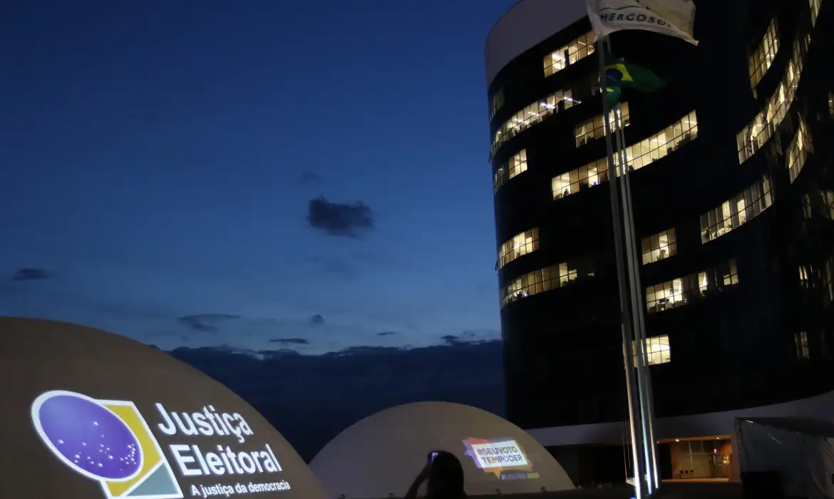 Leia mais sobre o artigo TSE adia decisão sobre suspensão de pesquisa de voto para presidente