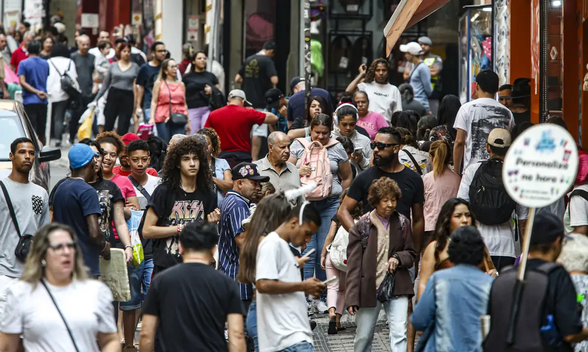 Leia mais sobre o artigo Salários diminuem pobreza em 22 regiões metropolitanas