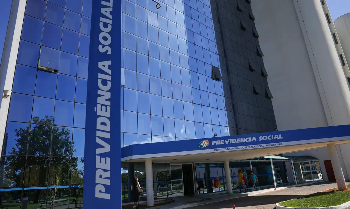 Leia mais sobre o artigo Fila do INSS cai ao menor nível em 21 meses, com 1,8 milhão de pedidos
