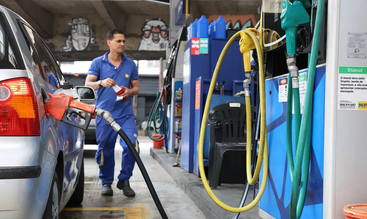 Leia mais sobre o artigo Subsídio de R$ 0,44 por litro da gasolina é prorrogado por 30 dias